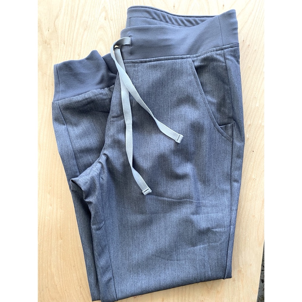 Figs women's Graphite Zamora™ - Petite Jogger Scrub Pants - S -